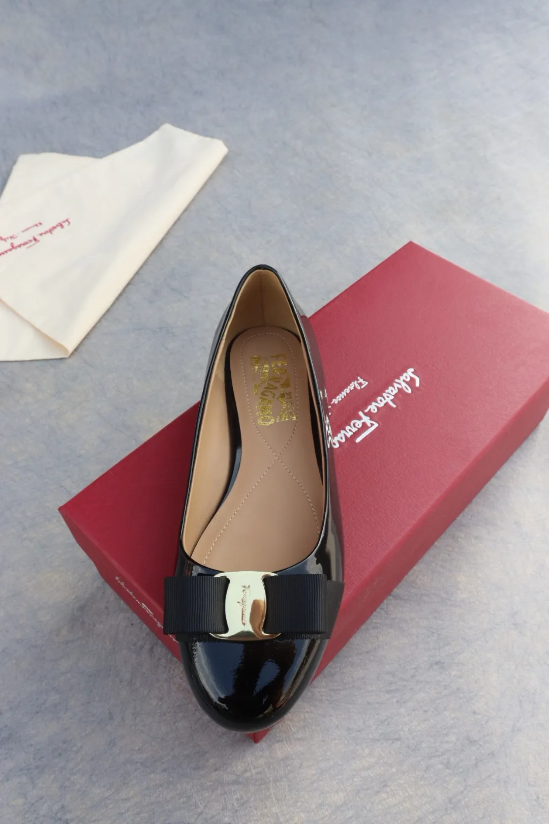 👟👟Ex-factory price 480👟👟 Women's shoes Women's clothing Women's shoes Women's clothing Salvatore Ferragamo SF classic 🌪 Heel height: flat (leather buckle) Upper: imported cow patent leather 🌹 Lining: sheepskin Feet: sheepskin Code number: 35-39 standard code [34, 40, 41 codes can be customized]